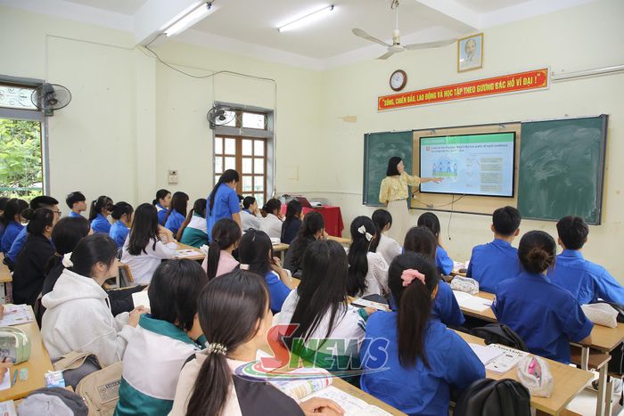Cô và trò Trường THPT Mộc Lỵ trong một tiết học Tiếng Anh sử dụng màn hình tương tác thông minh
