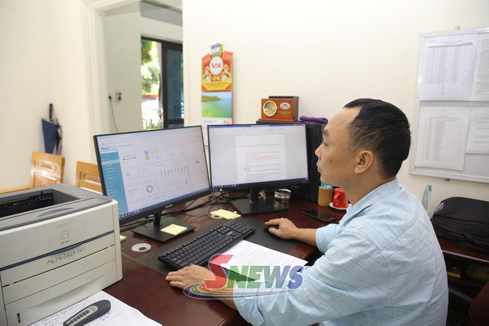 Giáo viên trường THPT Mộc Lỵ cập nhật thông tin hồ sơ điện tử của học sinh.