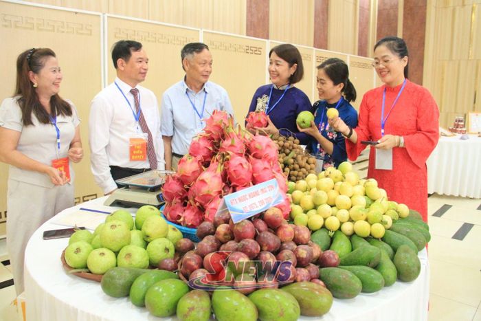 Lãnh đạo Liên hiệp các Hội Khoa học và Kỹ thuật tỉnh trao đổi với các đại biểu về lĩnh vực nông nghiệp.