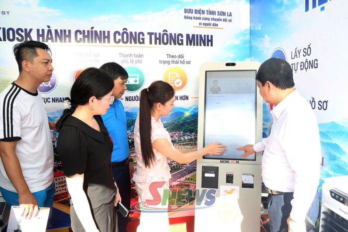 Gian hàng trưng bày, giới thiệu các sản phẩm, mô hình và giải pháp công nghệ tại Ngày hội.