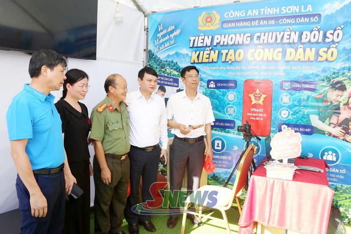 Kiểm tra công tác chuẩn bị tại các gian hàng trưng bày của Ngày hội.