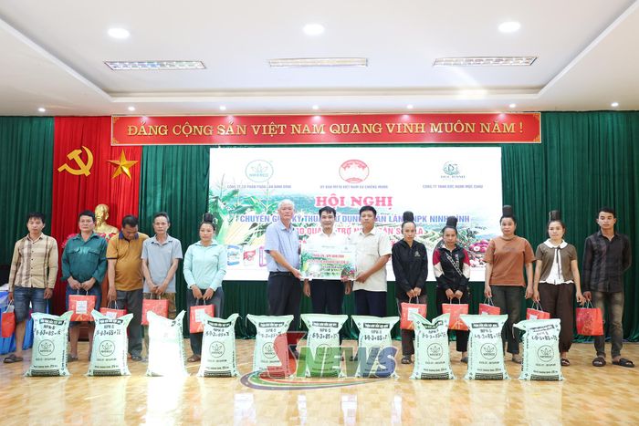 Các đơn vị trao tặng quà cho hộ hoàn cảnh khó khăn trên địa bàn xã Chiềng Mung.