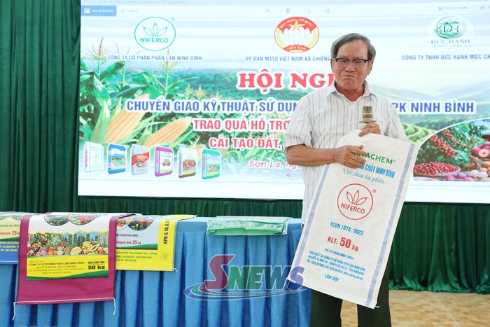 Đại diện Công ty cổ phân Phân lân Ninh Bình giới thiệu sản phẩm và hướng dẫn cách sử dụng phân bón cho cây trồng. 