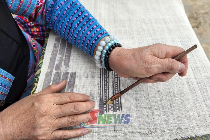 Những đường hoa văn tinh xảo hiện trên nền vải lanh.