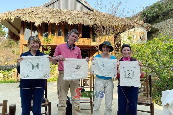 Du khách nước ngoài trải nghiệm vẽ sáp ong trên vải tại bản Hua Tạt xã Vân Hồ.