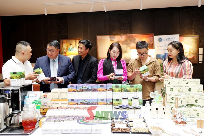 Đại biểu tham quan, trải nghiệm không gian cà phê Arabica Sơn La.