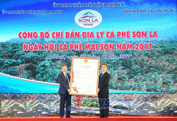 Cục Sở hữu trí tuệ trao chứng nhận chỉ dẫn địa lý cà phê Sơn La cho tỉnh Sơn La.