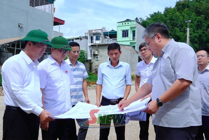 Đoàn giám sát theo Nghị quyết số 161 tiến hành kiểm tra thực tế tại phường Chiềng Cơi. Ảnh PV