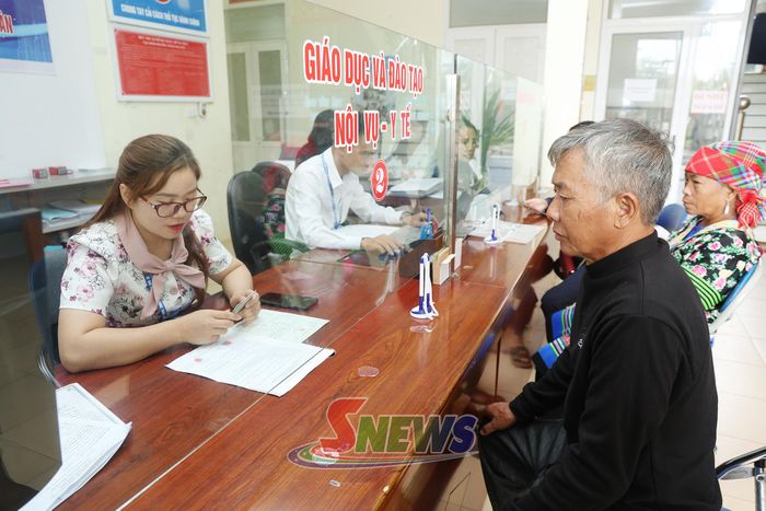 Trung tâm phục vụ hành chính công phường Thảo Nguyên hướng dẫn nhân dân giải quyết thủ tục hành chính.