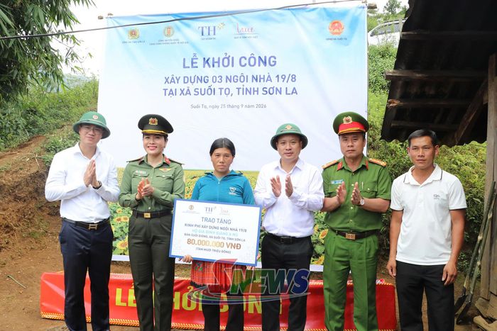 Lãnh đạo xã Suối Tọ và Công an Sơn La, Cửa khẩu Hàng không Quốc tế Nội Bài trao hỗ trợ xây dựng 3 ngôi nhà 19/8 tại xã Suối Tọ.