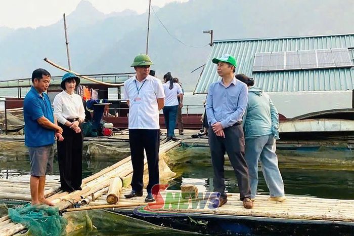 HĐND xã Tường Hạ phối hợp với đoàn công tác của tỉnh kiểm tra mô hình nuôi cá lồng.