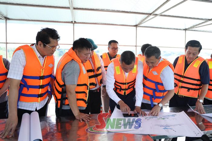 Đồng chí Phó Bí thư Thường trực Tỉnh ủy, Chủ tịch HĐND tỉnh, cùng các đồng chí lãnh đạo tỉnh khảo sát thực địa tiềm năng, cơ hội đầu tư tại vùng lòng hồ thủy điện Quỳnh Nhai.