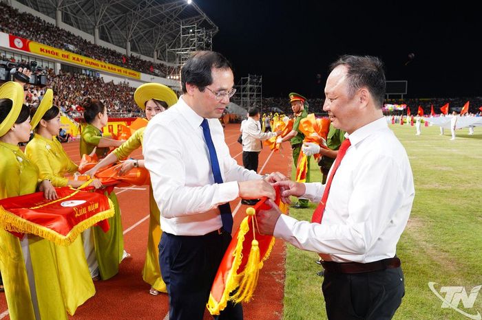 Đồng chí Bí thư Tỉnh ủy Trịnh Xuân Trường trao Cờ lưu niệm cho đại diện các đoàn tham gia Đại hội.