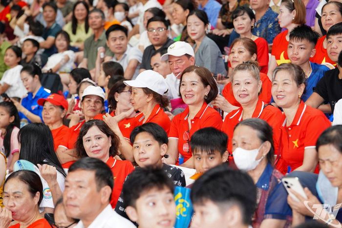 Đông đảo nhân dân tham dự Lễ khai mạc.