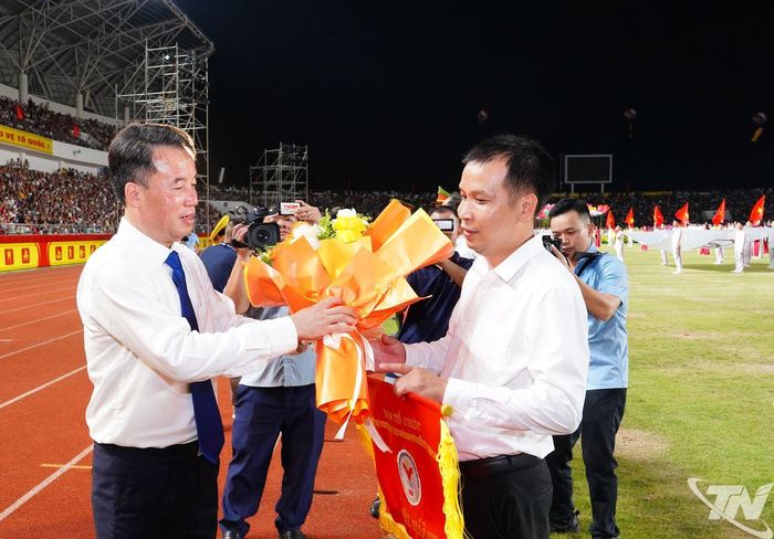 Đồng chí Chủ tịch UBND tỉnh Nguyễn Thế Mạnh trao hoa cho đại diện các đoàn tham gia Đại hội.