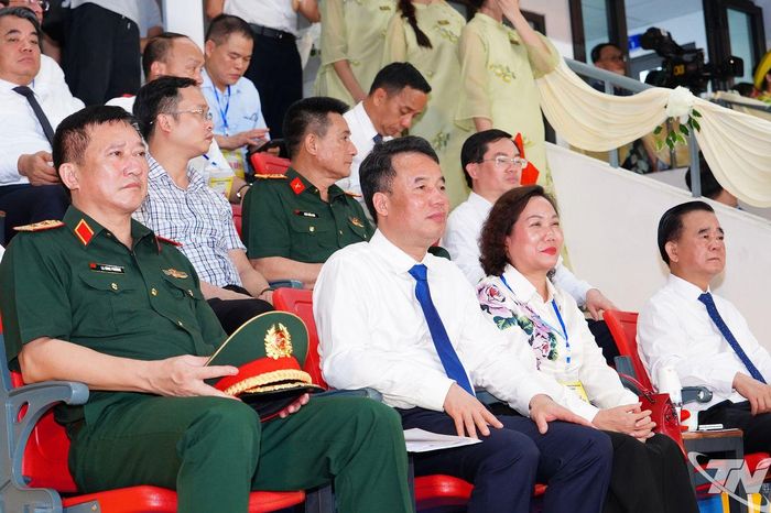 Trung tướng La Công Phương, Ủy viên Trung ương Đảng, Bí thư Đảng ủy, Chính ủy Quân khu 1 và đồng chí Nguyễn Thế Mạnh, Phó Bí thư Tỉnh ủy, Chủ tịch UBND tỉnh dự khai mạc.
