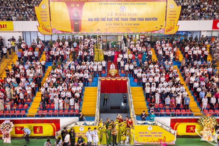 Đại biểu tham dự khai mạc.