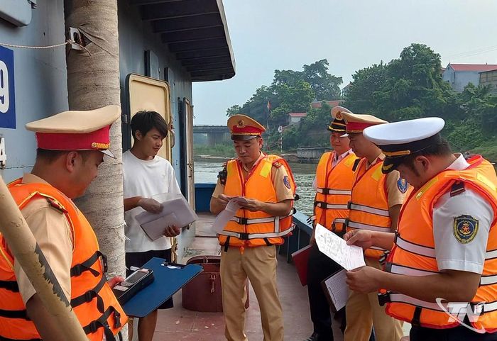 Lực lượng Cảnh sát giao thông kiểm tra các điều kiện an toàn trên tầu thuyền.