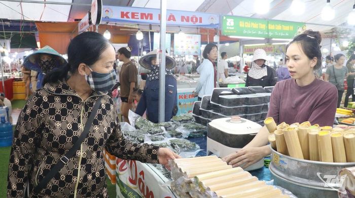 Nông sản sạch của các hợp tác xã trên địa bàn tỉnh đã đến gần hơn với người tiêu dùng thông qua các hội chợ, kênh bán hàng online, đặc biệt là thông qua sự hỗ trợ của các doanh nghiệp tư nhân.
