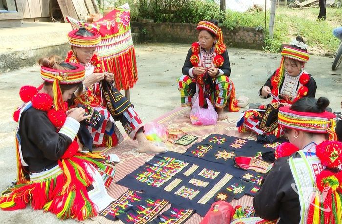 Các thành viên của Tổ đan thêu truyền thống dân tộc Dao đỏ cùng nhau thêu thùa.