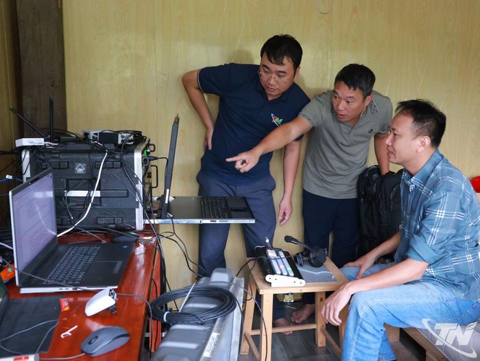 Bộ phận phụ trách kỹ thuật phiên livestream.