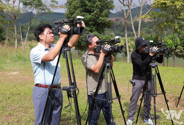 Phóng viên tác nghiệp, ghi hình tại chương trình.