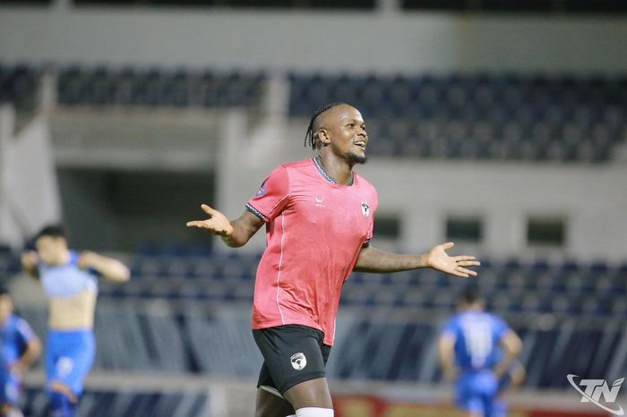 Tiền đạo Victor Mansaray của FC Thái Nguyên lập cú hat-trick đẳng cấp và tạm dẫn đầu danh sách Vua phá lưới V.League 2.