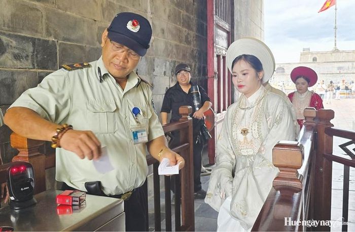 Du khách mua vé trực tuyến và sử dụng mã QR để kiểm soát vé khi vào tham quan di tích. 