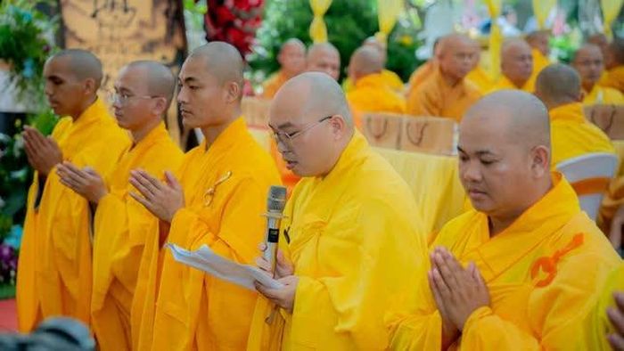 Đại đức Thích Thị Thuận dâng lời phát nguyện