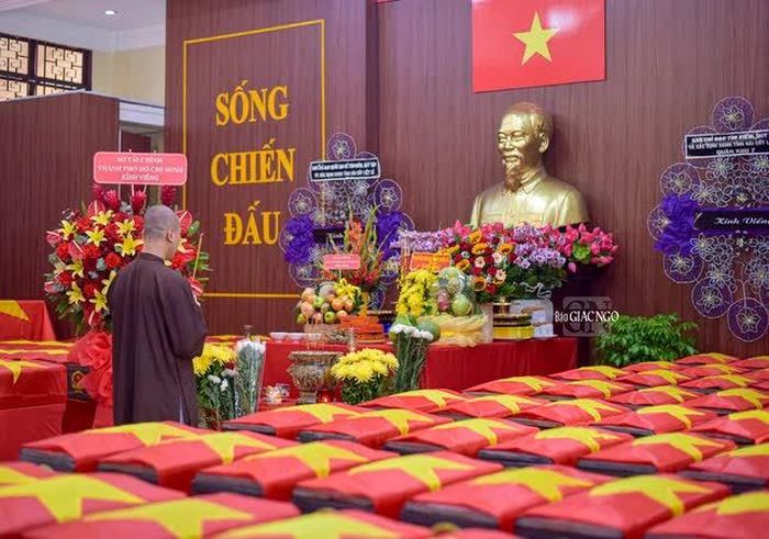 Việc làm thầm lặng hàng ngày của chư Tăng tại nơi an trí tạm thời hài cốt các anh hùng liệt sĩ tìm thấy ở Công viên Lê Thị Riêng - Ảnh: Quảng Đạo