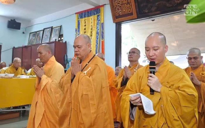 Chư tôn đức môn hạ dâng lời phát nguyện và cảm tạ