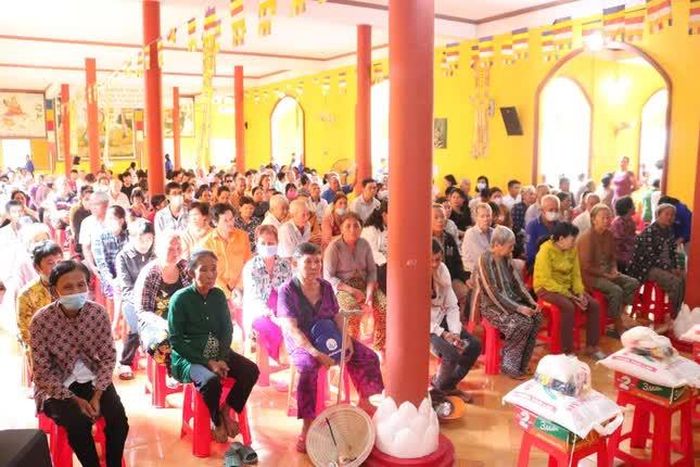 Đoàn tặng 400 phần quà đến bà con tại địa phương