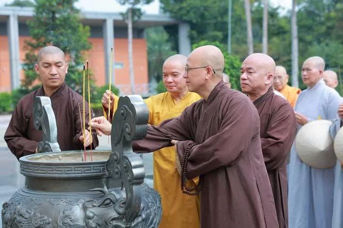 Dâng hương tưởng niệm các anh hùng liệt sĩ tại Khu di tích Quốc gia đặc biệt Tà Thiết