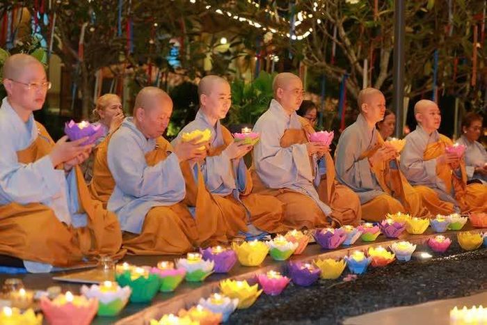 Đêm thiền trà và hoa đăng tại thiền viện Trúc Lâm Bình Phước