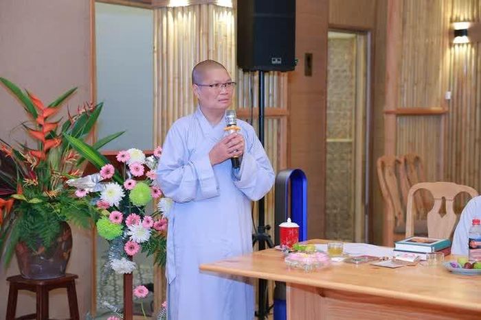 Chư Tăng Ni chia sẻ tại buổi họp mặt