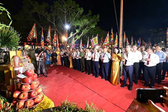Phó Thủ tướng Chính phủ Lê Tiến Châu cùng các đại biểu dâng hương tưởng niệm 726 năm Ngày mất Anh hùng dân tộc Trần Hưng Đạo.