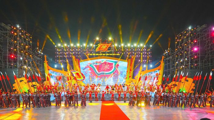 Chương trình nghệ thuật đặc biệt được dàn dựng công phu góp phần tôn vinh các giá trị lịch sử, văn hóa và tinh thần nhân nghĩa của vùng đất di sản.