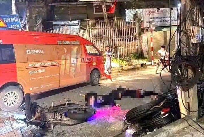 Hiện trường vụ tai nạn xe máy kẹp ba đâm va với xe trung chuyển hành khách làm một người tử vong. (Ảnh: MXH).