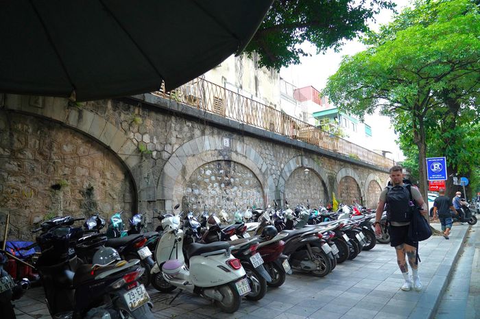 Trên vỉa hè phố Phùng Hưng, nhiều đoạn cũng được tận dụng làm bãi trông giữ xe.