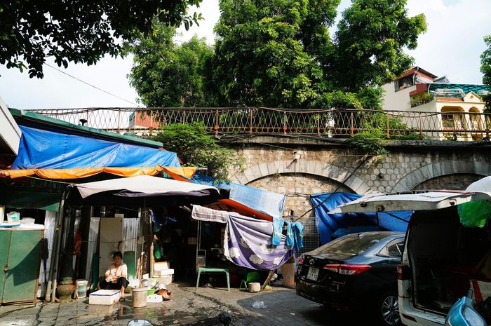 Một góc mặt sau khu phố bích họa Phùng Hưng hiện được sử dụng để kinh doanh, buôn bán. Một số vị trí nhếch nhác, ảnh hưởng đến cảnh quan.