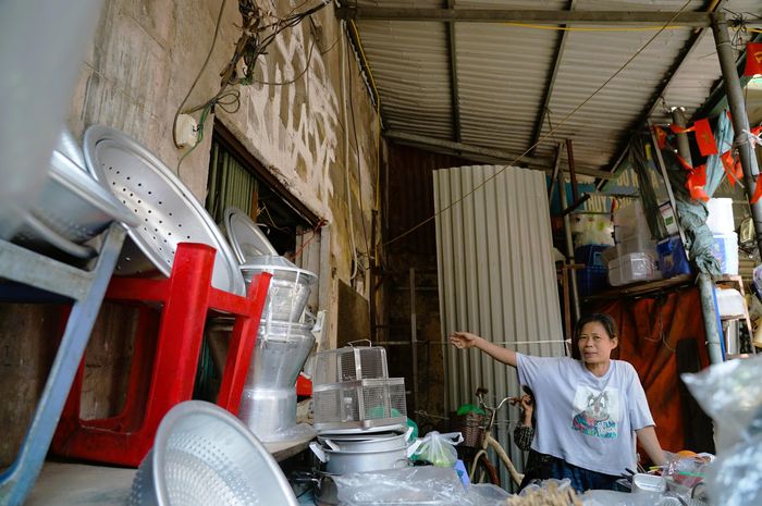 Chị Vũ Thị Mơ hộ kinh doanh trong ô vòm số 123 chia sẻ: ''Mấy hôm trước cũng đã có người đến đo đạc, nhưng đến giờ tôi vẫn chưa nhận được thông tin cụ thể về việc có phải di dời hay không. Nếu thời gian tới các vòm cầu được mở, tôi mong chính quyền tạo điều kiện cho những hộ kinh doanh lâu năm ở đây vẫn được tiếp tục thuê mặt bằng buôn bán, ổn định cuộc sống".