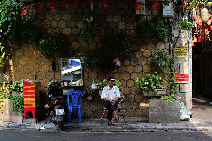  ''Tôi mong cải tạo thì phố đẹp hơn, sạch hơn nhưng vẫn giữ được những gì thuộc về lịch sử của nơi này. Những vòm cầu đã ở đây đã trăm năm, còn người dân chúng tôi thì đã sống, làm ăn bên cạnh nó qua nhiều thế hệ. Đừng để sau này phố đẹp nhưng mất đi cái hồn vốn có", ông Nguyễn Mạnh Cường (phố Hàng Giấy - phường Hoàn Kiếm), thợ cắt tóc hơn 60 năm trên phố Gầm Cầu chia sẻ.