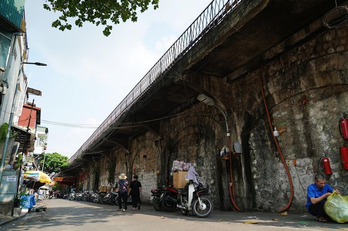 Trải qua hơn một thế kỷ, hệ thống 131 vòm cầu đá vẫn lưu giữ những dấu ấn kiến trúc thời Pháp thuộc giữa lòng Hà Nội. Không chỉ là một phần của tuyến đường sắt, những vòm cầu còn gắn với đời sống của nhiều thế hệ người dân, chứng kiến những đổi thay của đô thị qua thời gian.