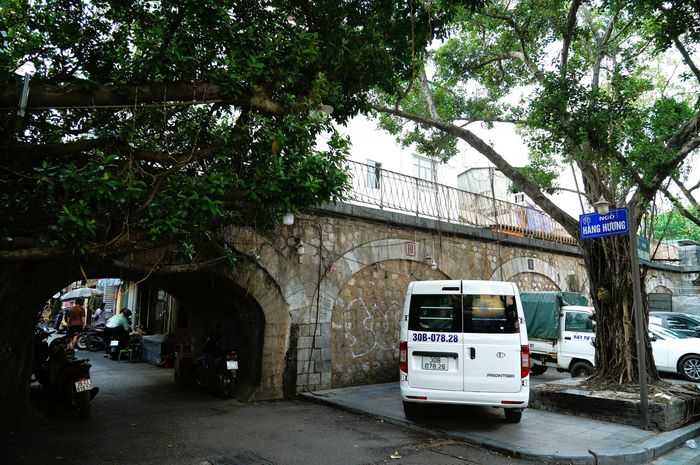 Phần lớn các ô vòm trước đây được bít kín để đảm bảo an toàn và an ninh trật tự. Hiện có 6 ô vòm vẫn được mở để phục vụ giao thông, trong đó hai ô được giữ nguyên hiện trạng, gồm ô số 122 nối phố Nguyễn Thiếp và ô số 9 nối ngõ Hàng Hương với phố Phùng Hưng.