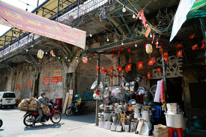 Ô vòm số 123 được mở một cửa nhỏ vào trong, hiện phần không gian phía trong được một hộ kinh doanh sử dụng làm kho chứa hàng.