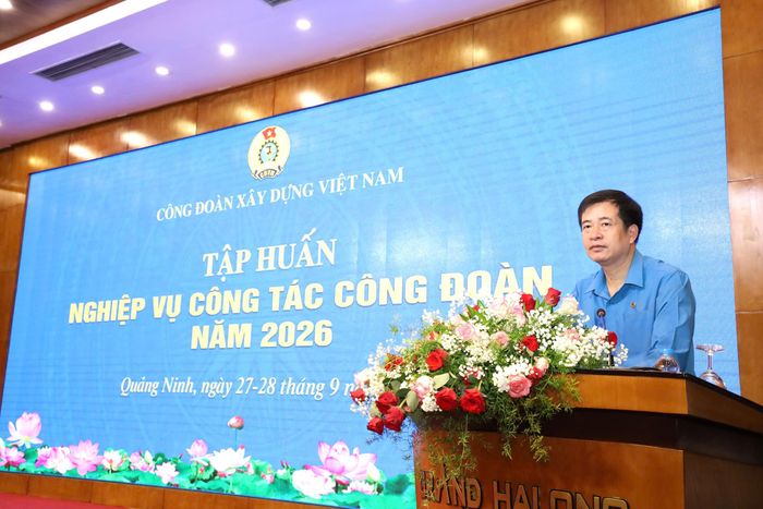 Chủ tịch Công đoàn Xây dựng Việt Nam Phạm Hoài Phương phát biểu khai mạc lớp tập huấn.