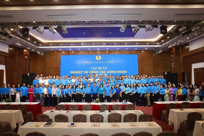 TS Nguyễn Thị Ngọc Lan, Ủy viên BCH, Phó Trưởng ban Công tác Công đoàn, Tổng Liên đoàn Lao động Việt Nam, trao đổi chuyên đề về tài chính công đoàn.