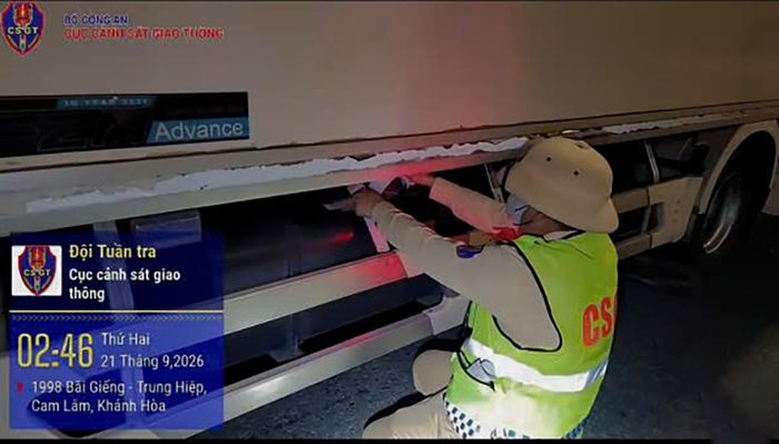Đội CSGT đường bộ cao tốc số 6 niêm phong phương tiện vi phạm. (Ảnh: CSGT).