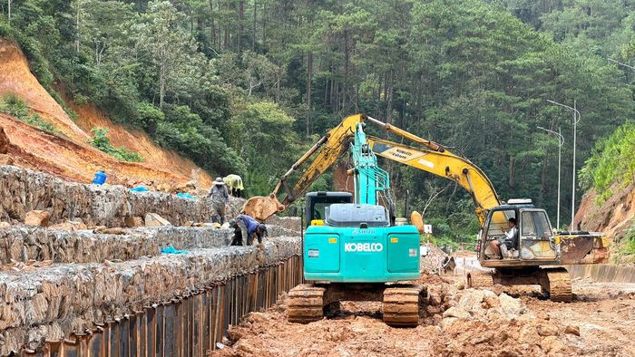 Đây là vị trí bị sạt taluy dương khiến lượng lớn đất đá tràn xuống và làm biến dạng nghiêm trọng nền, mặt đường, gây ách tắc giao thông trên tuyến vào mùa mưa lũ vừa qua.