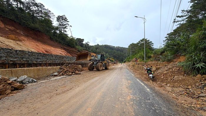 Trong khi đó, vị trí sạt lở taluy dương đoạn từ Km 111+980 - Km 112+300, thuộc địa phận xã Măng Đen được khởi công ngày 27/7, đến nay đã hoàn thành hơn 80% khối lượng, các hạng mục chính đã cơ bản hoàn thành.
